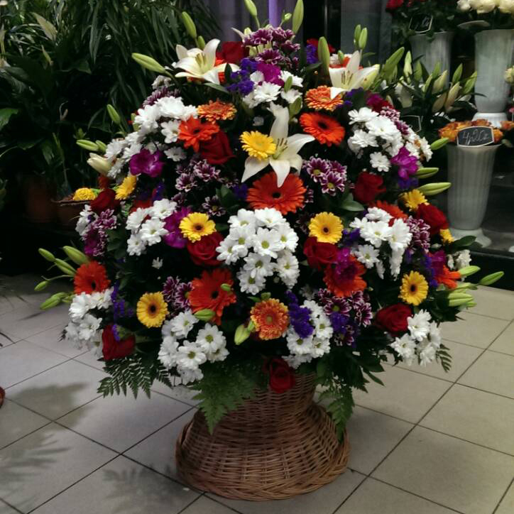 Корзина круговая из хризантем, гербер, лилий и роз