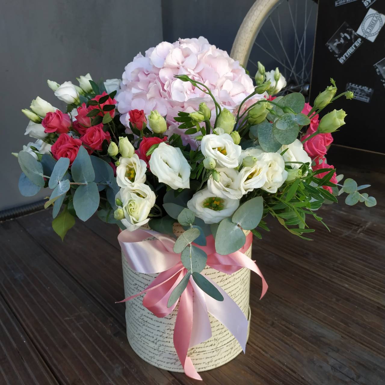 Композиция из гортензии, эустомы, кустовой розы и эвкалипта