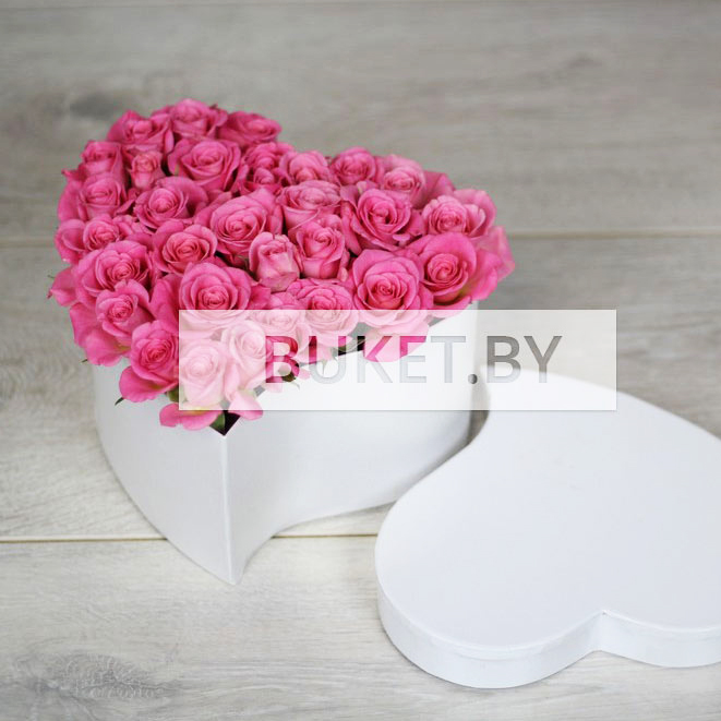 Композиция из кустовых роз в коробке в виде сердца