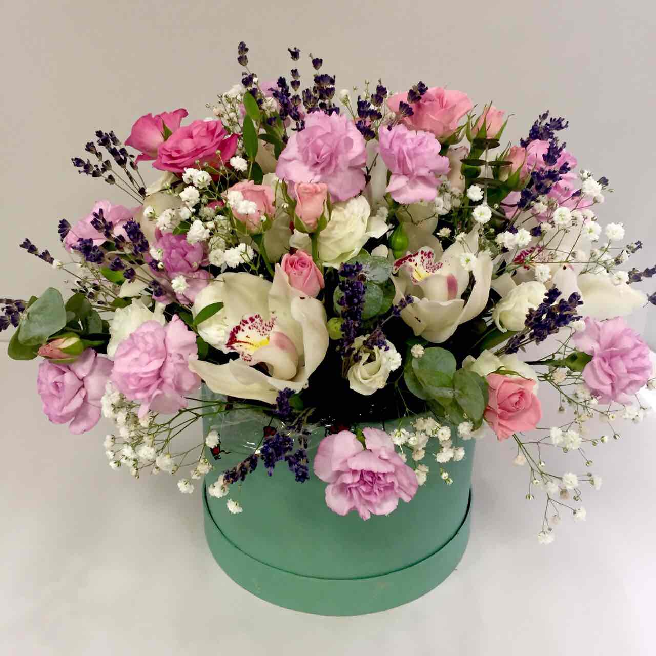 Композиция в коробке из орхидей, кустовой розы и гвоздики