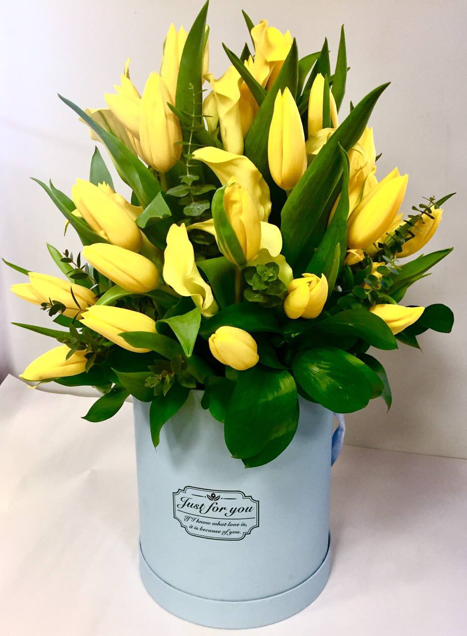 Композиция в коробке из желтых тюльпанов и калл