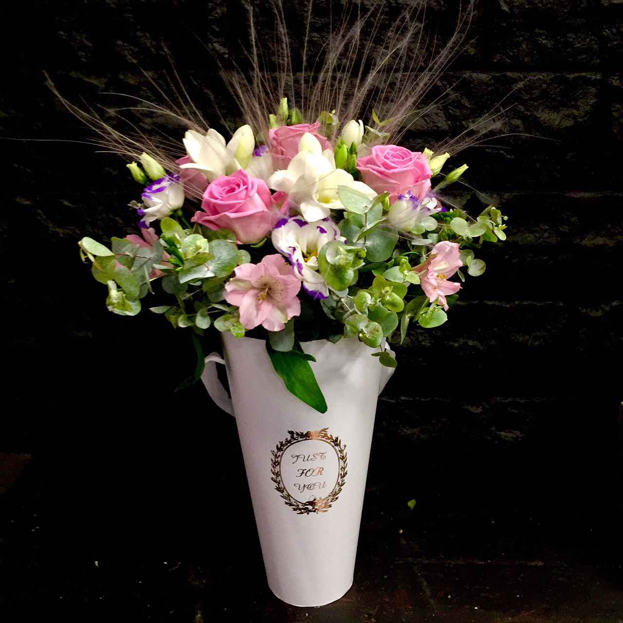 Композиция в коробке "конус" из роз и фрезий