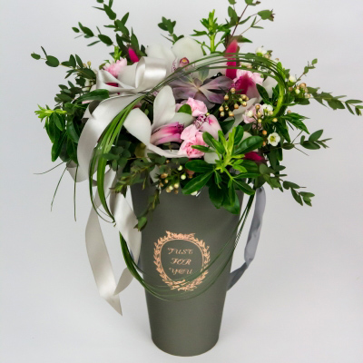 Композиция в коробке "конус" с орхидей и суккулентом