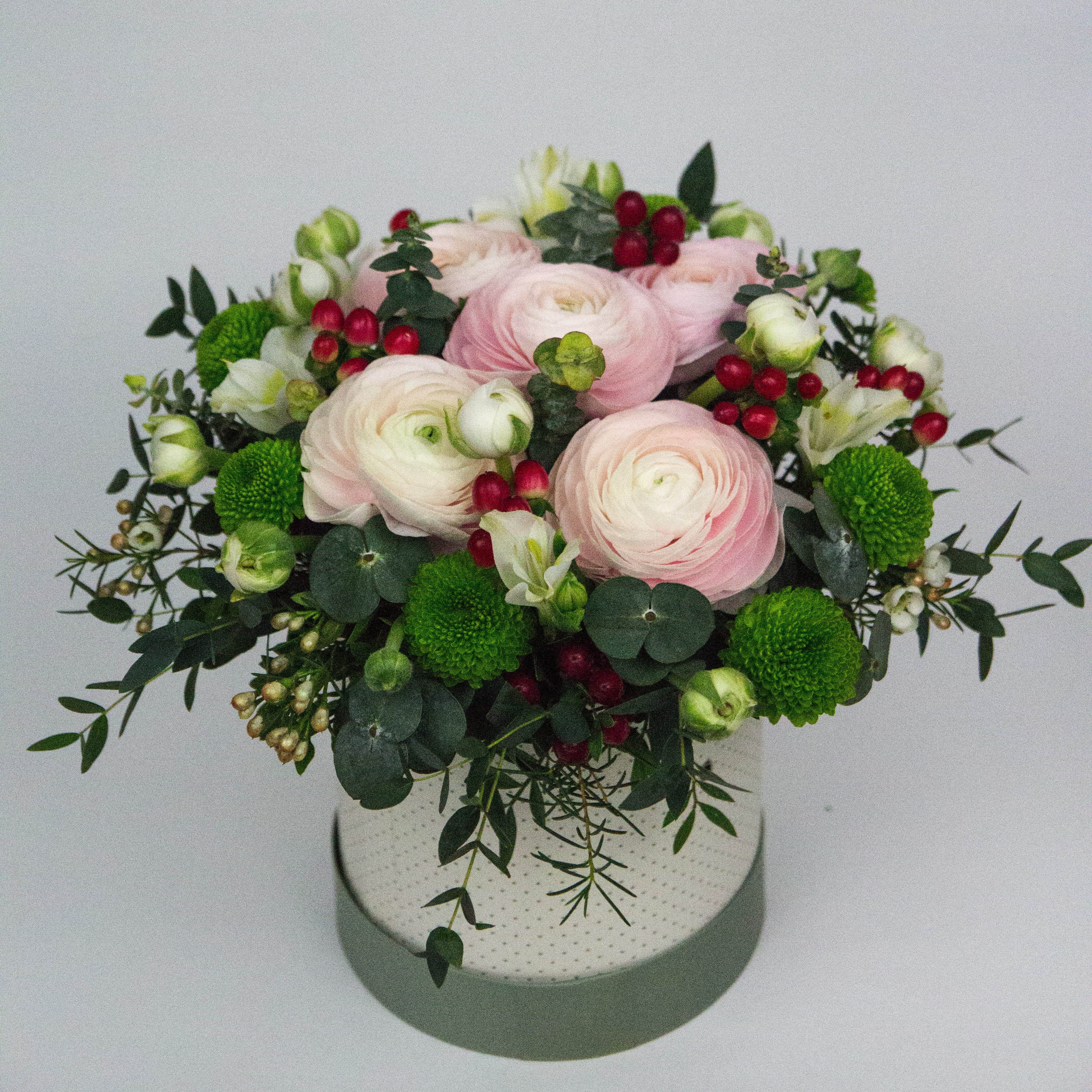 Композиция в коробке с ранункулюсами и гиперикумом