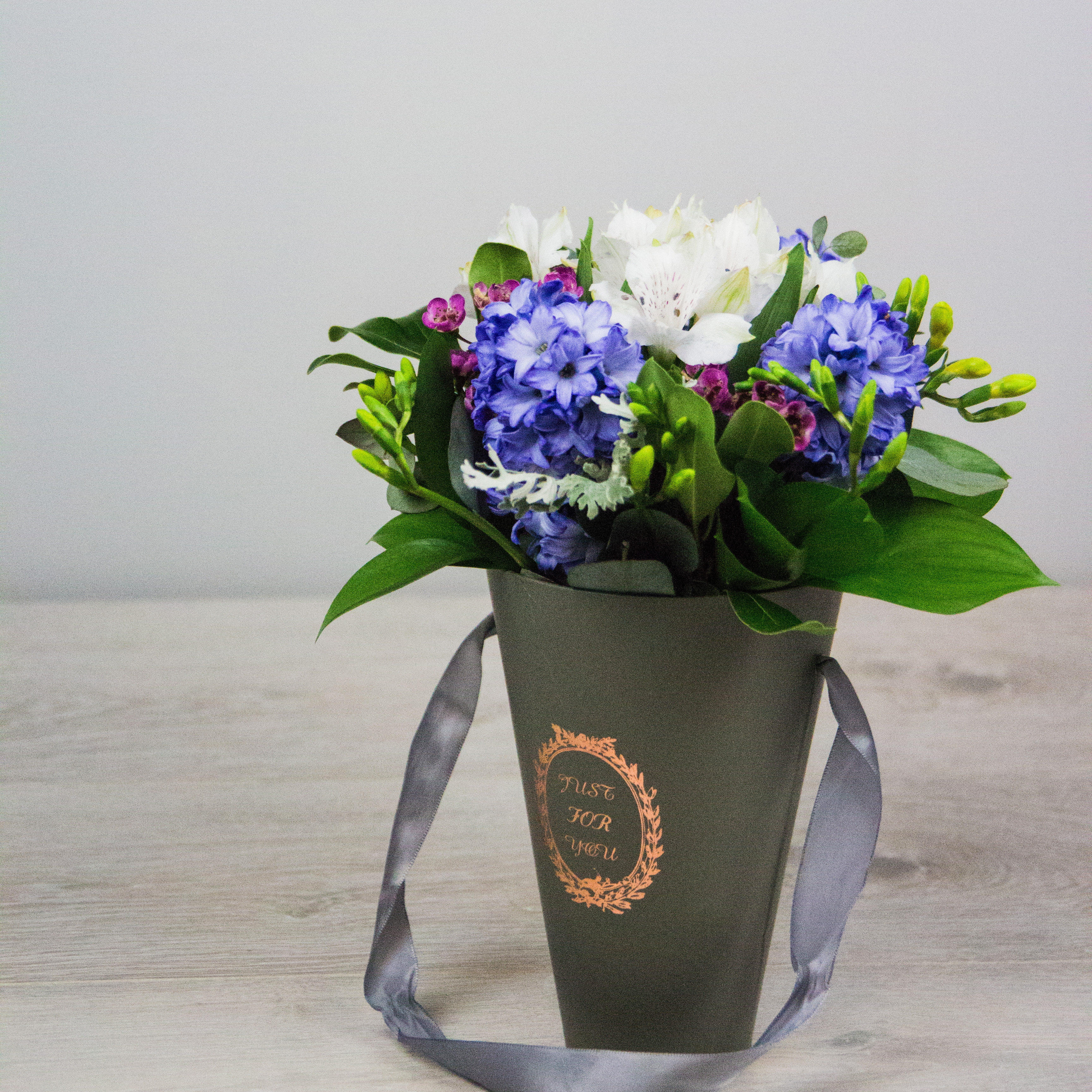 Композиция в коробке "конус" с гиацинтами