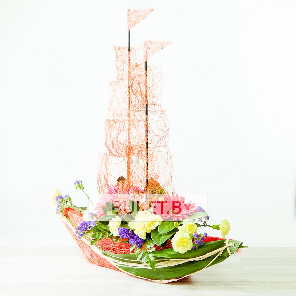 Композиция "Корабль" с хризатемой, гвоздикой и герберой