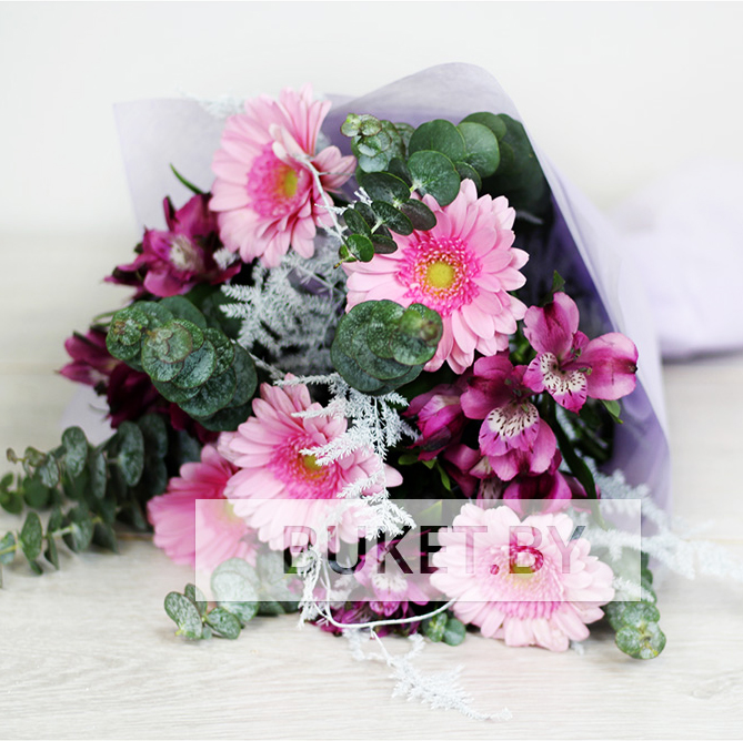 Букет из гербер и альстормерий с эвкалиптом и аспарагусом