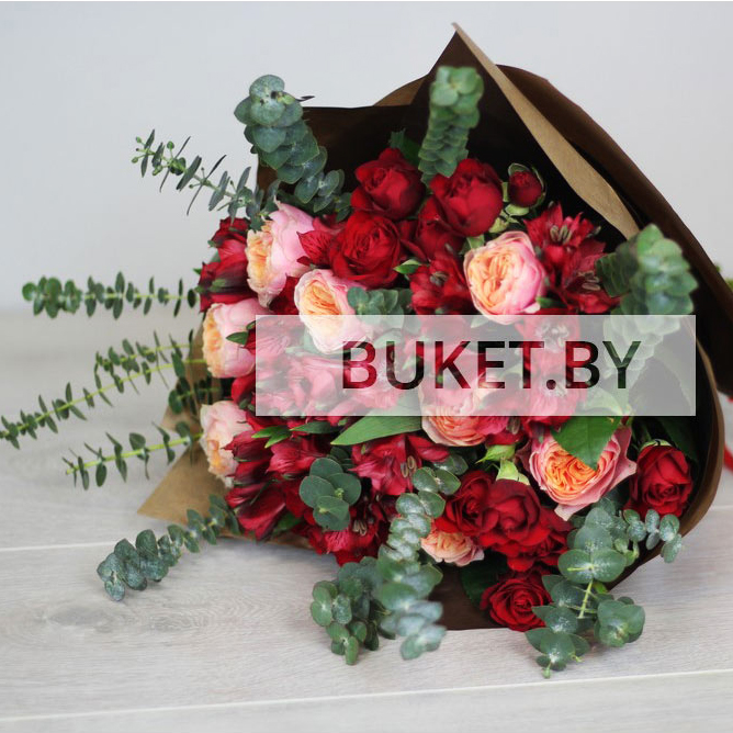 Букет из роз и альстромерий с эвкалиптом