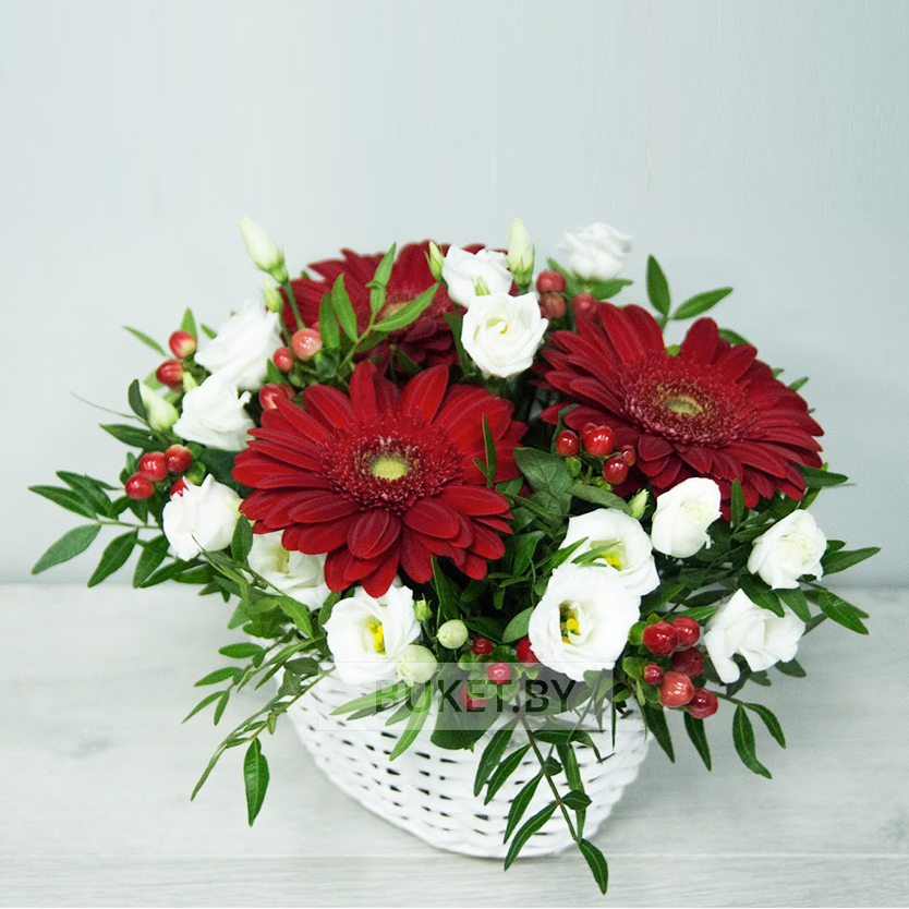 Корзинка с герберами и эустомой