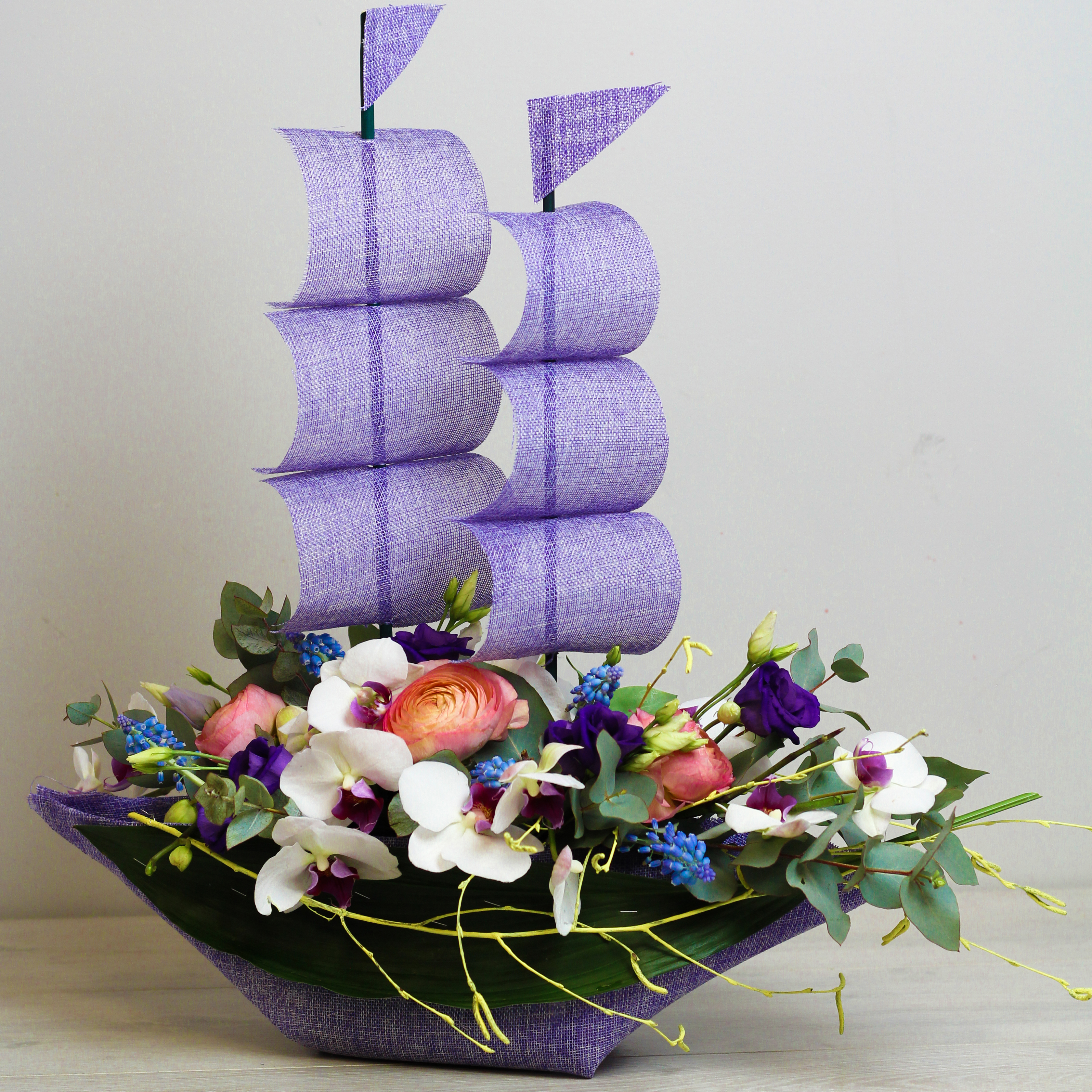 Композиция "Корабль" с орхидеей, ранункулюсами и эвкалиптом