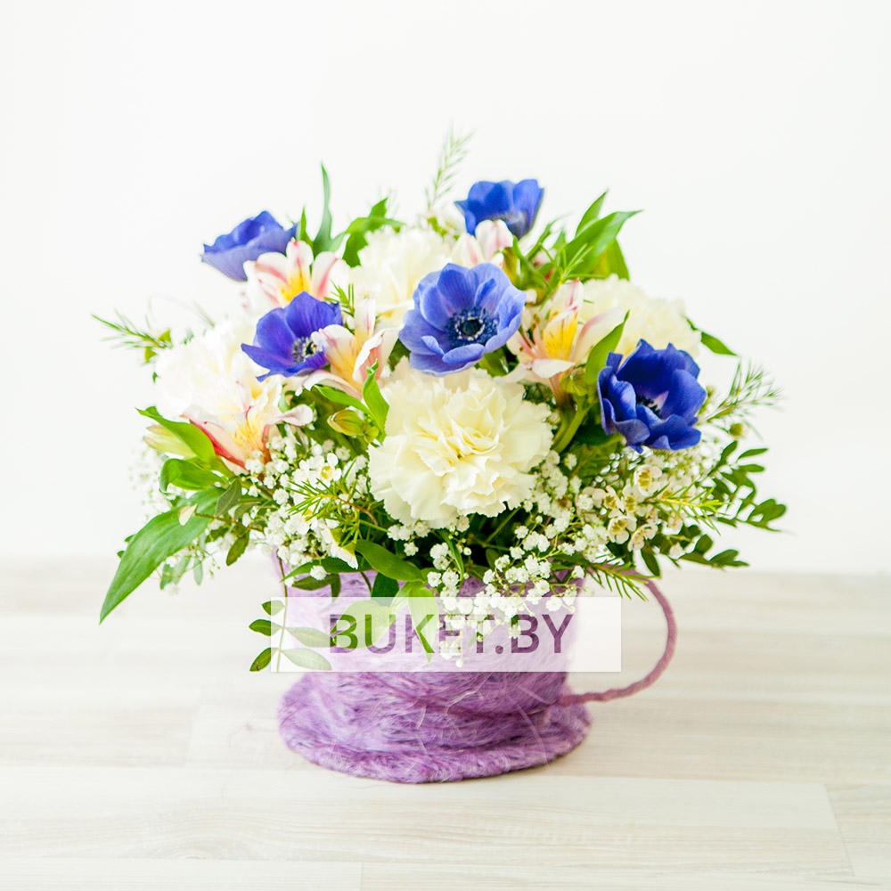 Цветочная композиция из анемонов и гвоздик