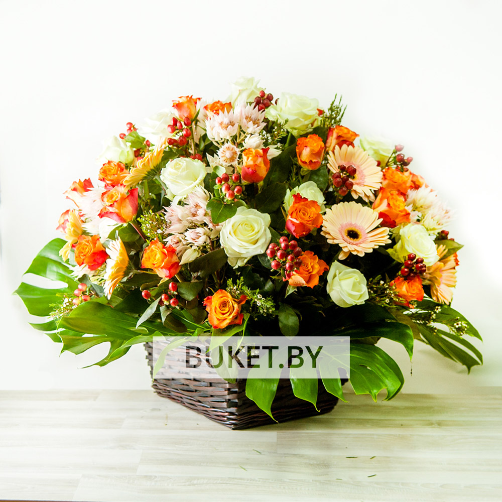 Корзина с розами и герберами
