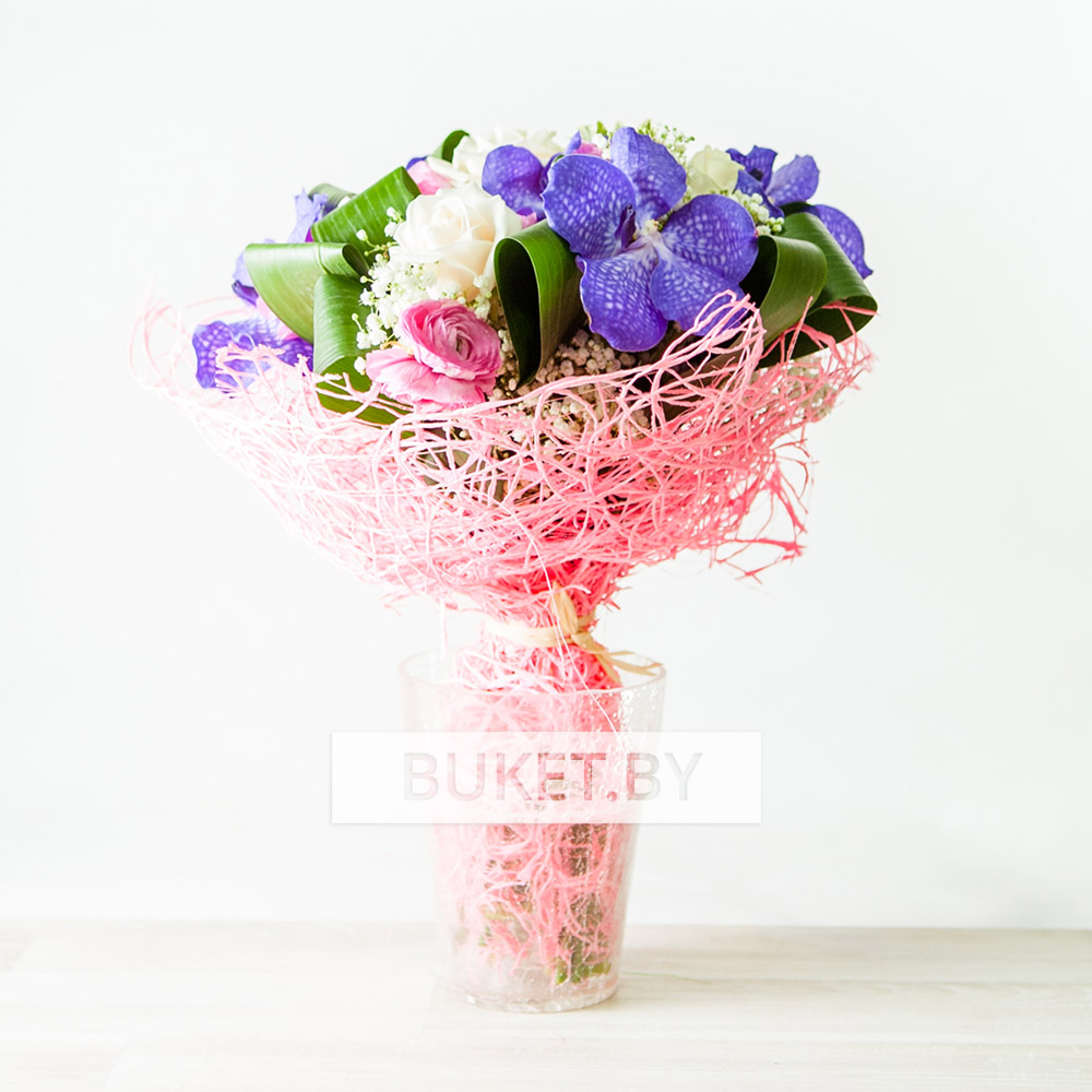 Букет из роз и ранункулюсов с орхидеей Ванда