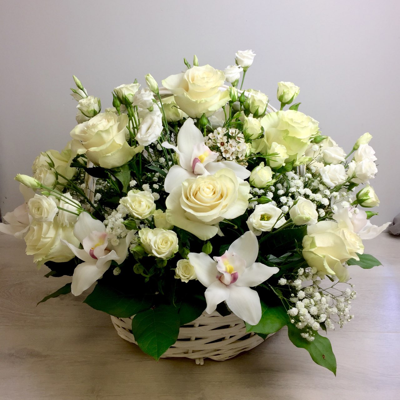 Корзина с белыми розами, орхидеями и эустомой