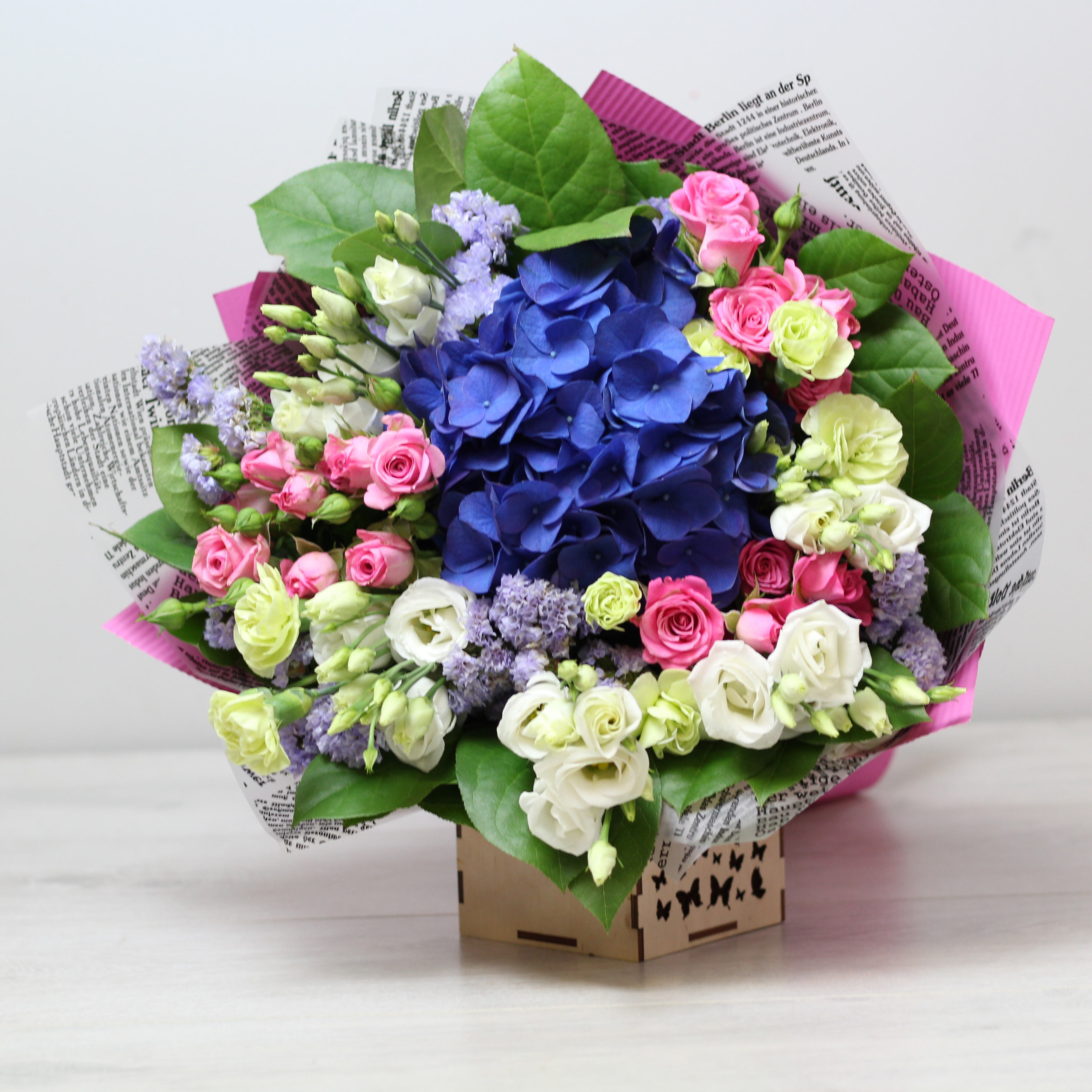 Букет с гортензией, эустомой и кустовыми розами.