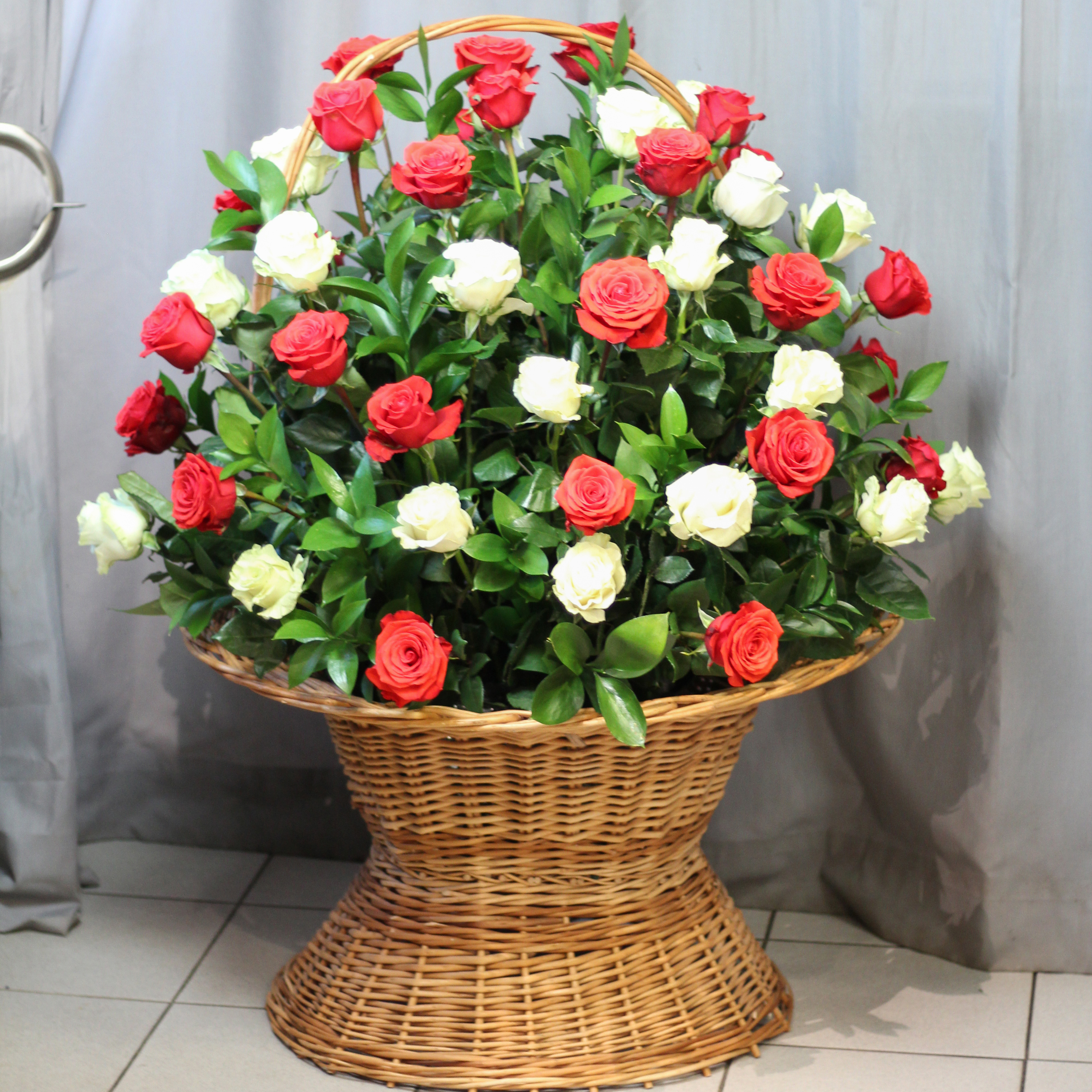 Корзина круговая с белыми и красными розами