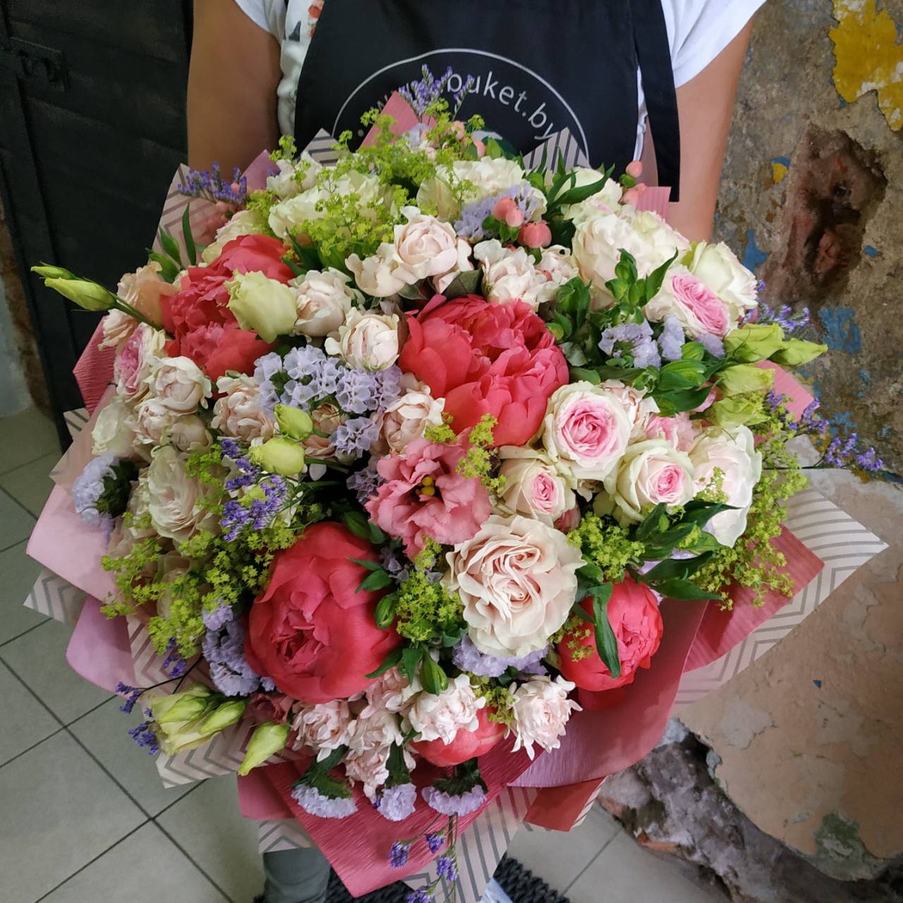 Букет из пионов, кустовой розы, эустомы и статицы